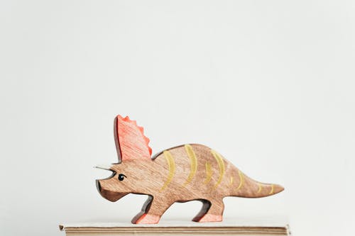棕色和黄色的恐龙玩具 · 免费素材图片