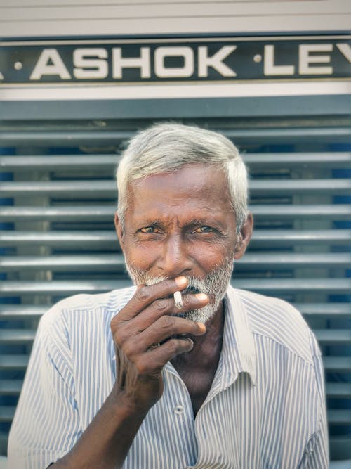 男子吸烟的照片 · 免费素材图片