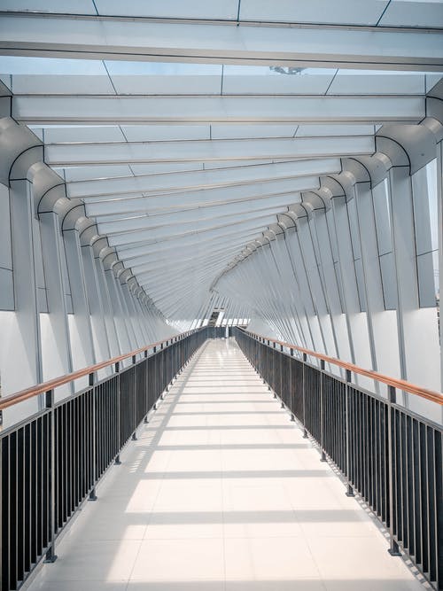黑色金属栏杆的白色走廊 · 免费素材图片