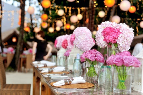 桌子与盘子和花朵提起整洁的选择性聚焦摄影 · 免费素材图片