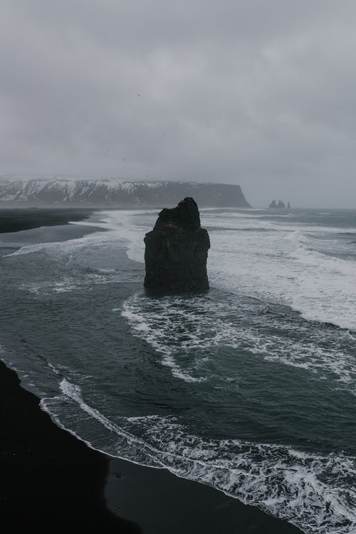 海上黑岩层 · 免费素材图片