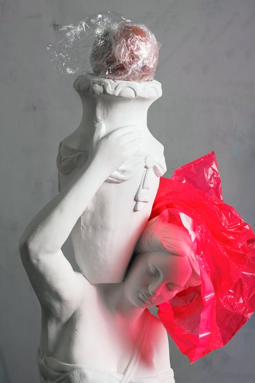 真人大小的陶瓷雕像，带红色塑料 · 免费素材图片