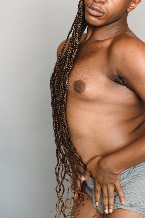 裁剪女性内衣的黑人男子 · 免费素材图片