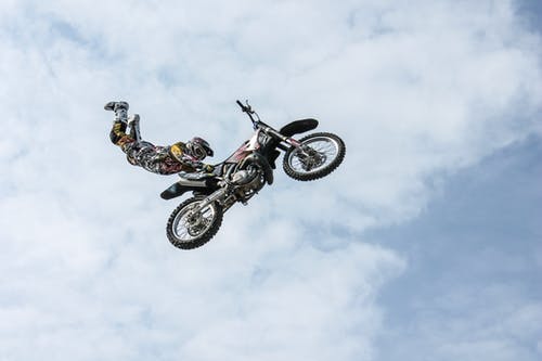 摩托车骑士在空中做特技 · 免费素材图片