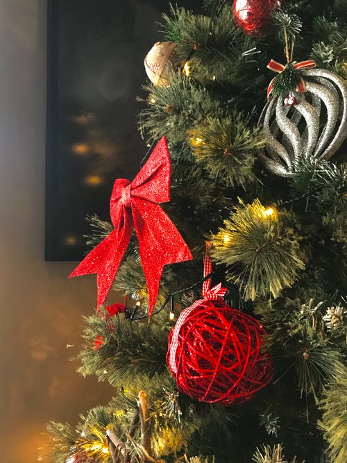 圣诞树上的装饰物的特写照片 · 免费素材图片