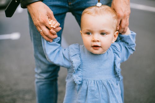 婴儿蓝色长袖衬衫 · 免费素材图片