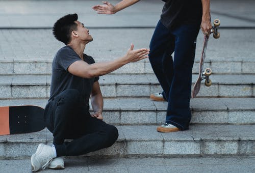 美满的亚洲男性朋友在街上互相鼓掌 · 免费素材图片