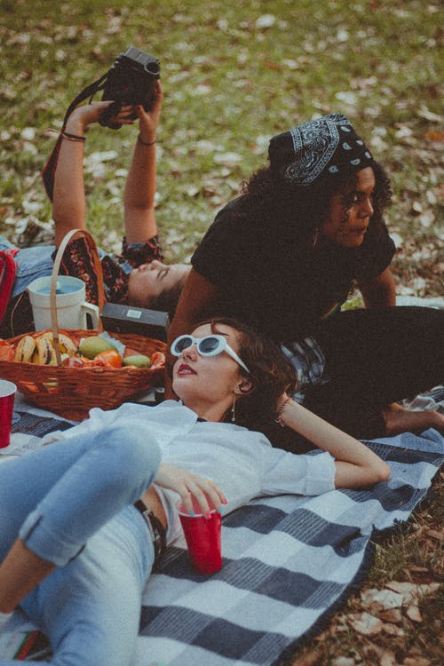 三个女人去野餐 · 免费素材图片