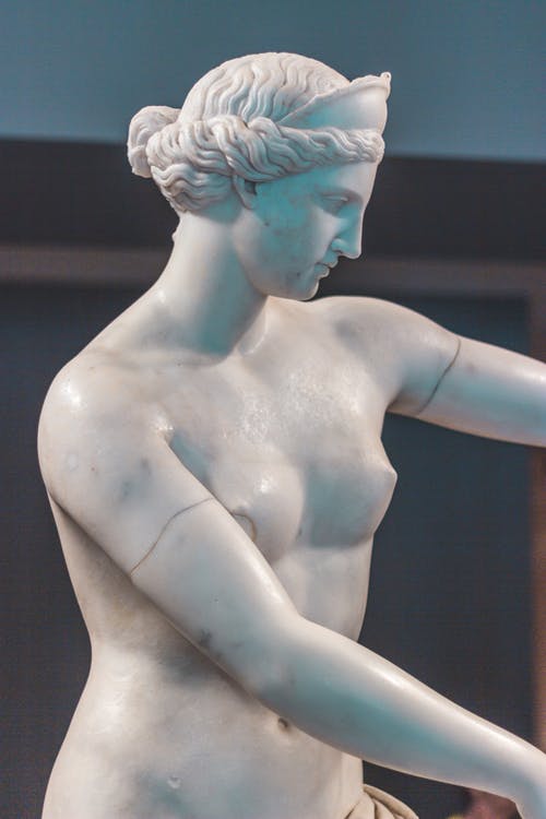 一个女人的白色陶瓷雕像 · 免费素材图片
