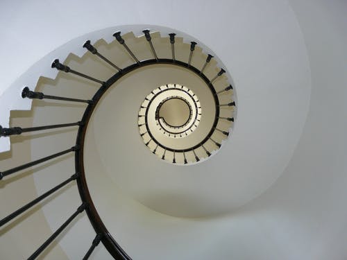黑色圆形楼梯 · 免费素材图片