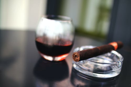 酒杯旁边的棕色烟草 · 免费素材图片