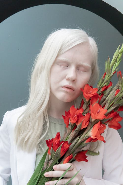 鲜艳的花朵的年轻白化女人 · 免费素材图片