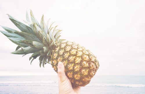 显示菠萝水果的人 · 免费素材图片