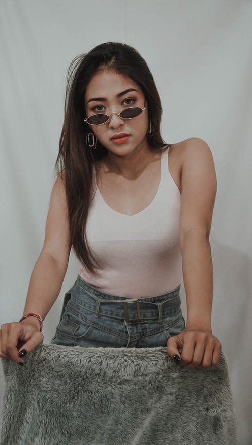 女人靠在椅子上 · 免费素材图片