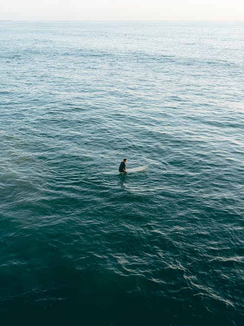 冲浪板上的人 · 免费素材图片