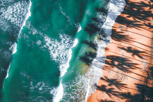 海浪在海岸上的鸟瞰图 · 免费素材图片