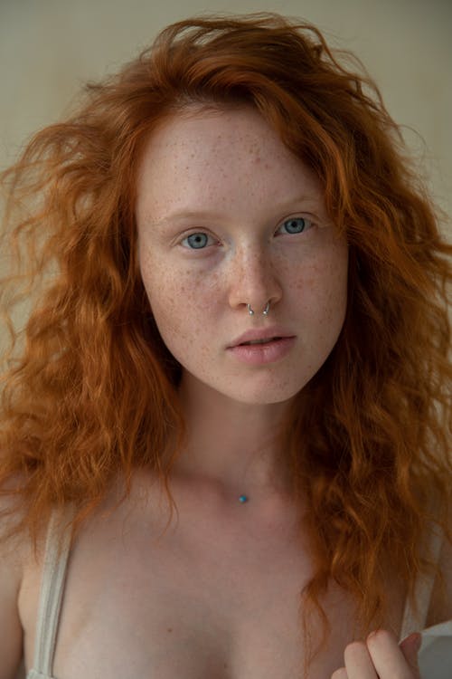 红头发的年轻女子 · 免费素材图片