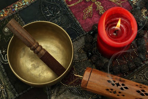 铜碗附近点燃的蜡烛 · 免费素材图片