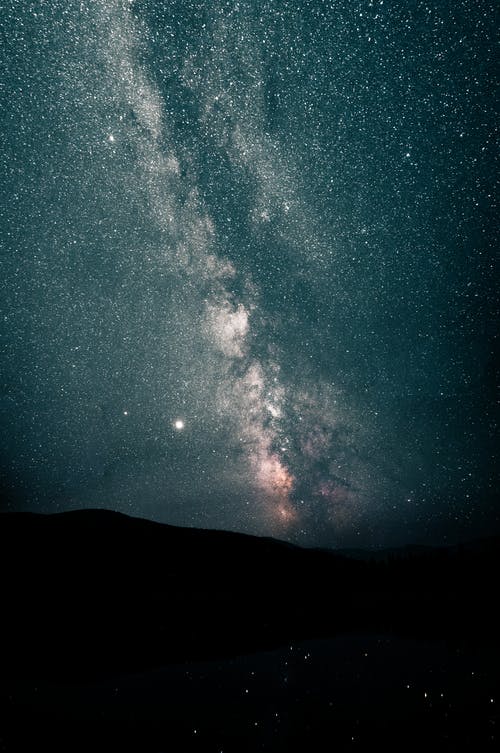 星夜下山的轮廓 · 免费素材图片