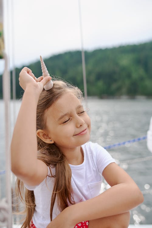 船上休息的玩具的快乐女孩 · 免费素材图片