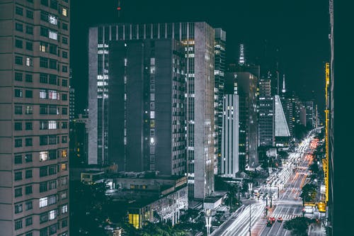 城市的灯光和建筑物 · 免费素材图片
