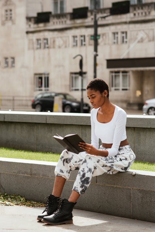 在城里的非洲裔美国老妇看书 · 免费素材图片