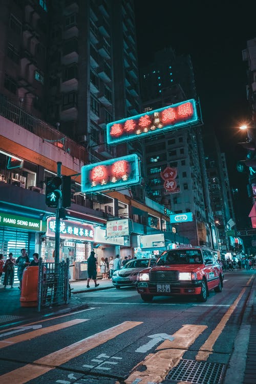 夜间道路上的车辆 · 免费素材图片