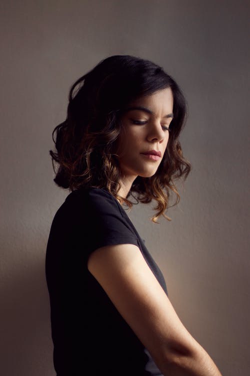 有关人, 光, 咖啡色头发的女人的免费素材图片