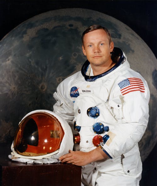 男子身穿宇航员服 · 免费素材图片