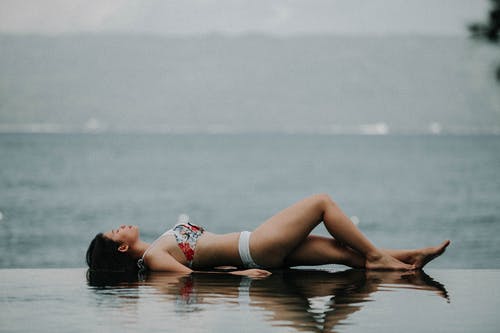 躺在水面上的女人 · 免费素材图片
