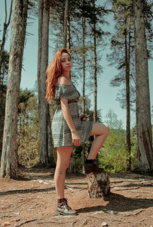 女人穿裙子的照片 · 免费素材图片