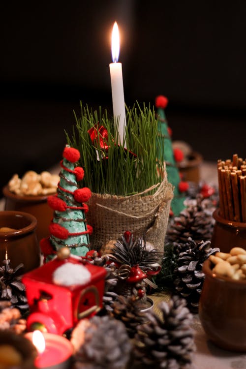 点燃的白色蜡烛 · 免费素材图片