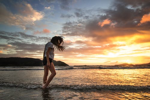 女人站在岸上 · 免费素材图片