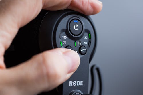 拿着黑色遥控器的人 · 免费素材图片