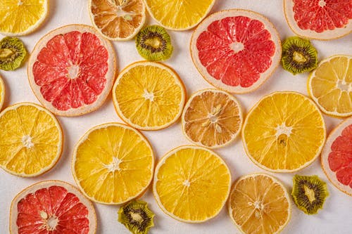 切成薄片的橙子，葡萄柚和奇异果 · 免费素材图片