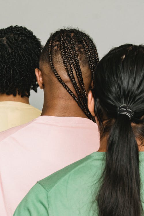 作物男子站在灰色背景下 · 免费素材图片