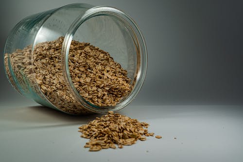 透明玻璃罐子里的棕色燕麦 · 免费素材图片
