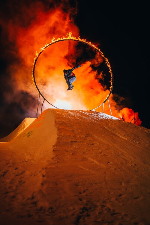 滑雪表演在火上表演 · 免费素材图片