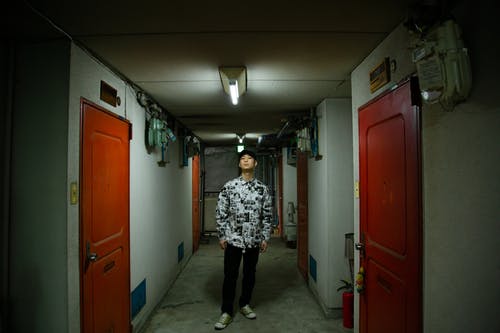 在走廊与门的年轻民族男子 · 免费素材图片