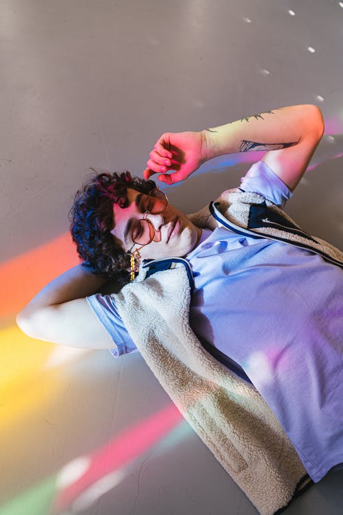 有关人, 休闲装, 地板的免费素材图片