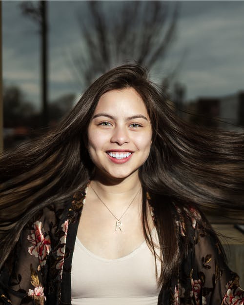 黑色和红色的花衬衫微笑的女人 · 免费素材图片