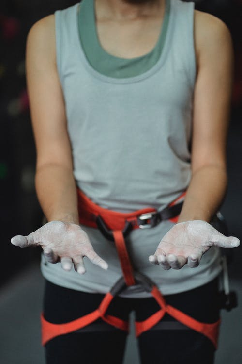 露面的女运动员在练习前在粉笔显示手 · 免费素材图片