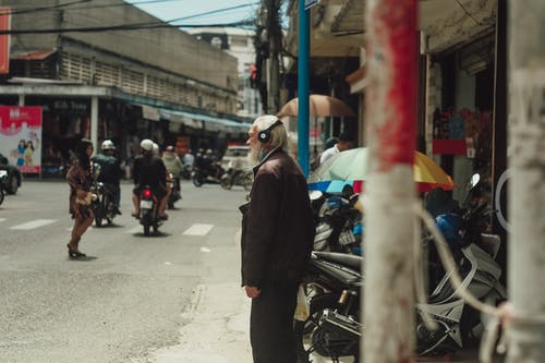 站在摩托车旁边的人 · 免费素材图片