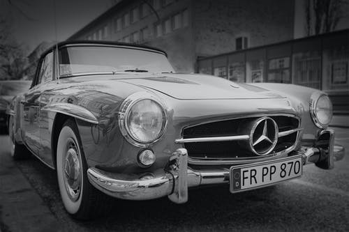 经典梅赛德斯·奔驰汽车的灰度摄影 · 免费素材图片