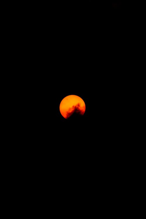天空中的橙色月亮 · 免费素材图片