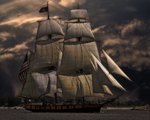 白色和棕色帆船 · 免费素材图片