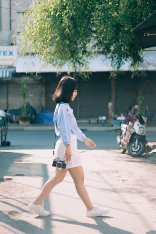 有关垂直拍摄, 步行, 过马路的免费素材图片