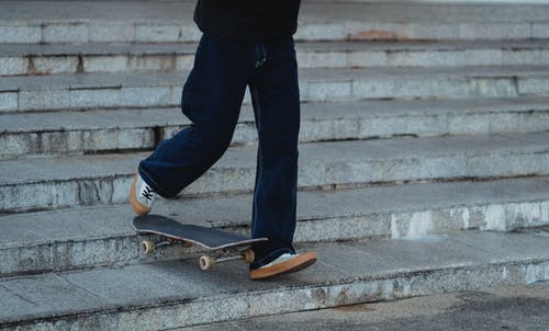 作物溜冰者在城市的石阶上 · 免费素材图片