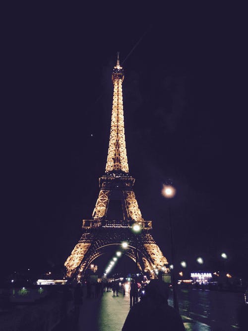 巴黎埃菲尔铁塔在夜间 · 免费素材图片