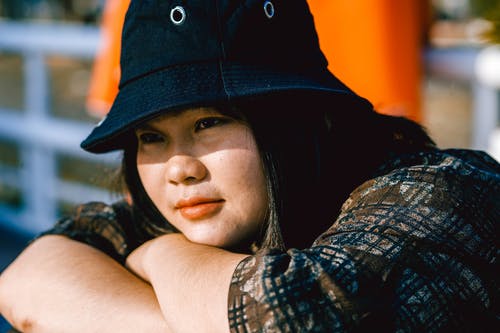 戴着黑桶帽子的女人的照片 · 免费素材图片